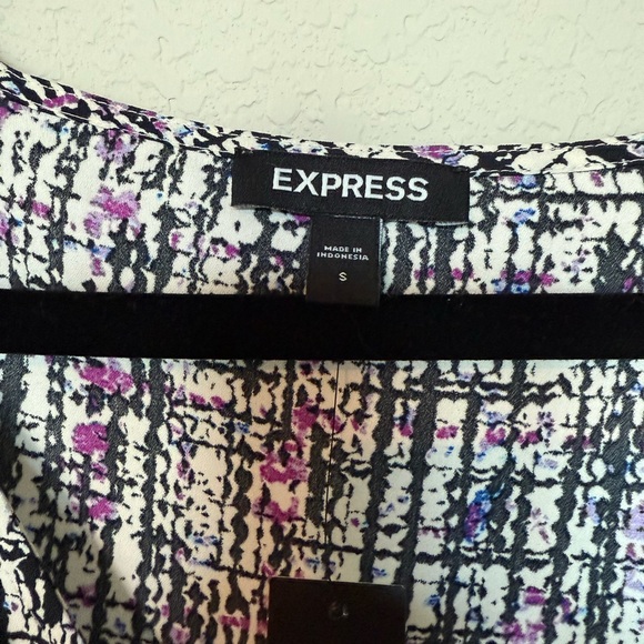 NWT Express Patterned Blouse - Picture 4 of 10